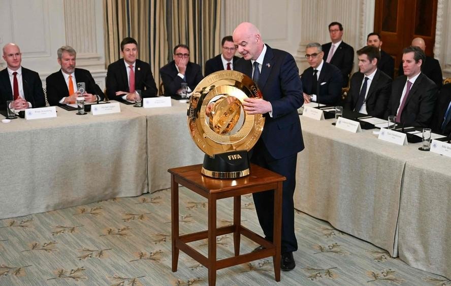 Gianni Infantino com a taça do Mundial de Clubes de 2025