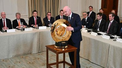 Gianni Infantino com a taça do Mundial de Clubes de 2025 (Foto: Jim WATSON / AFP)
