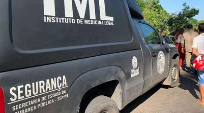 IML de Teresina removeu o corpo de motociclista (Foto: Laura Moura/g1 PI)