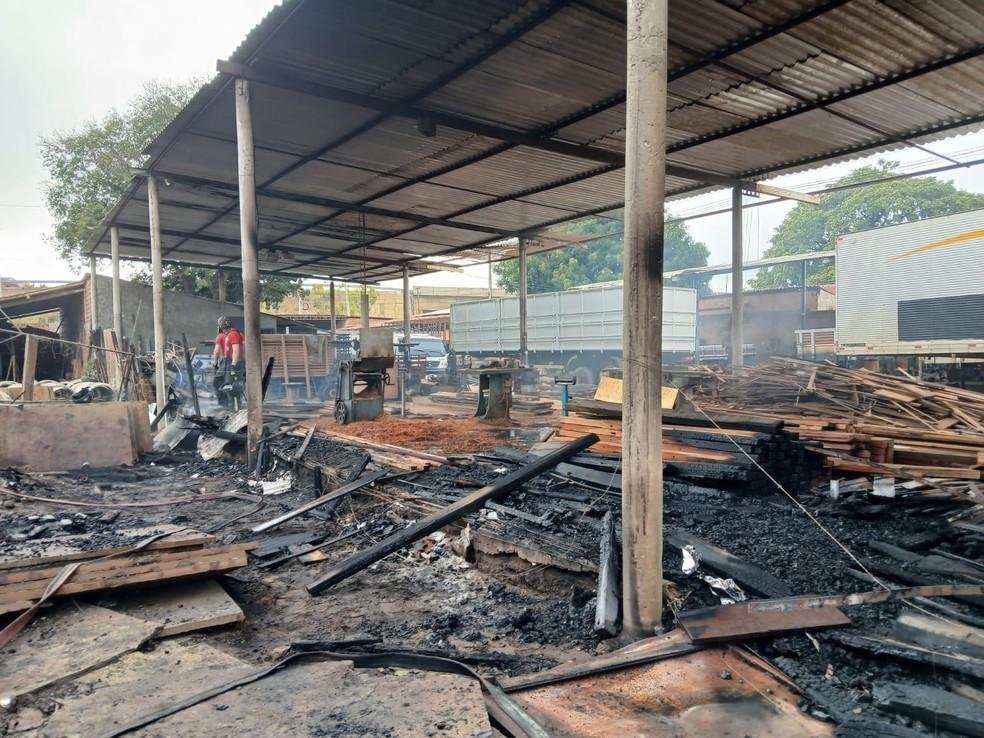 Incêndio de grandes proporções atinge madeireira e garagem de ônibus em Teresina