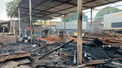 Incêndio de grandes proporções atinge madeireira e garagem de ônibus em Teresina (Foto: Divulgação/Corpo de Bombeiros)