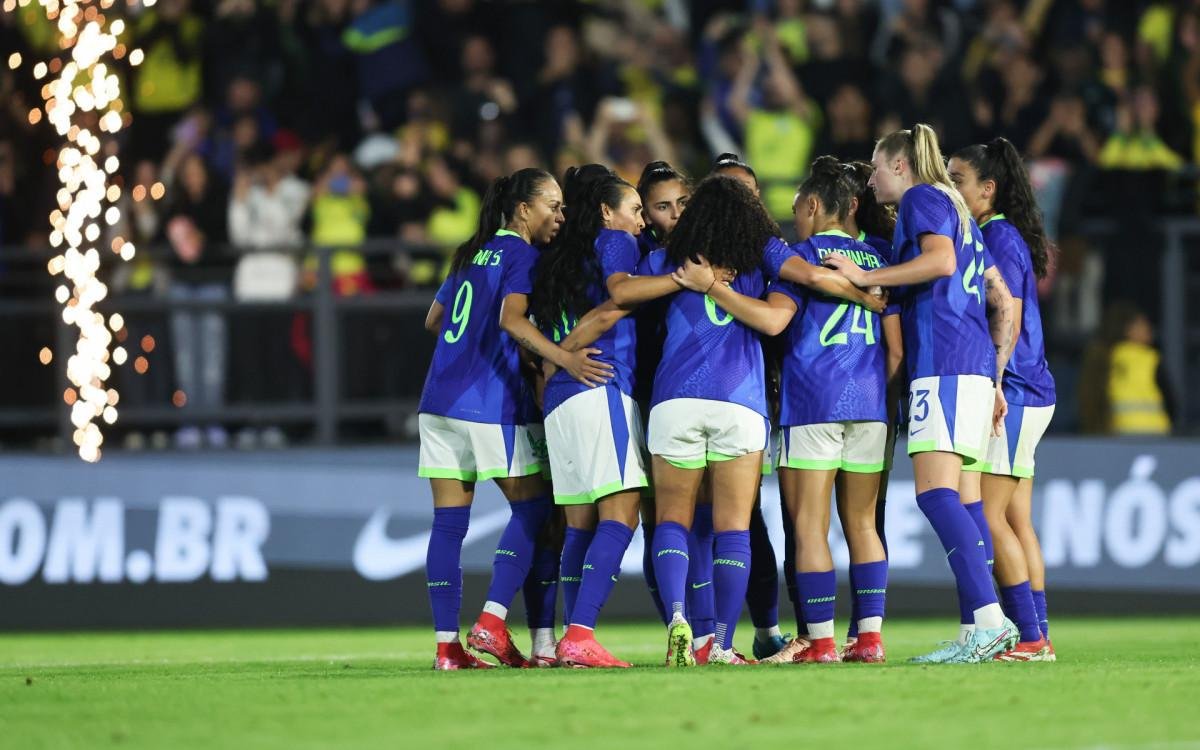 Jogadoras do Brasil comemoram gol no começo da etapa final