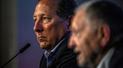 John Textor, em entrevista coletiva ao lado de Jean-Michel Aulas, quando fez acordo para compra do Lyon (Foto: Olivier Chassignole/AFP)