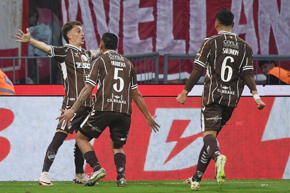 Mainero é festejado pelos companheiros após marcar pelo Platense contra o Huracán