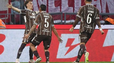 Mainero é festejado pelos companheiros após marcar pelo Platense contra o Huracán (Foto: Joaquín Camiletti/Getty Images)