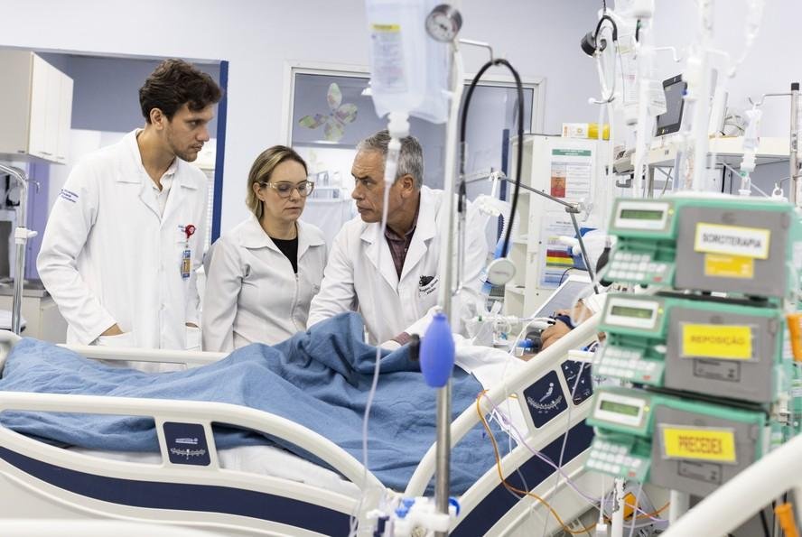 Médicos prestam atendimento em hospital de São Gonçalo, na Região Metropolitana do Rio