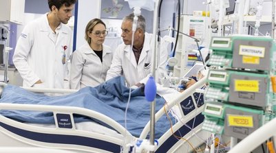 Médicos prestam atendimento em hospital de São Gonçalo, na Região Metropolitana do Rio (Foto: Márcia Foletto/Agência O Globo/06/02/2025)
