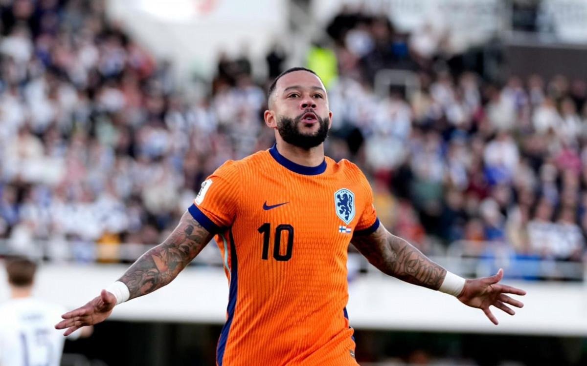 Memphis celebra gol marcado pela Holanda