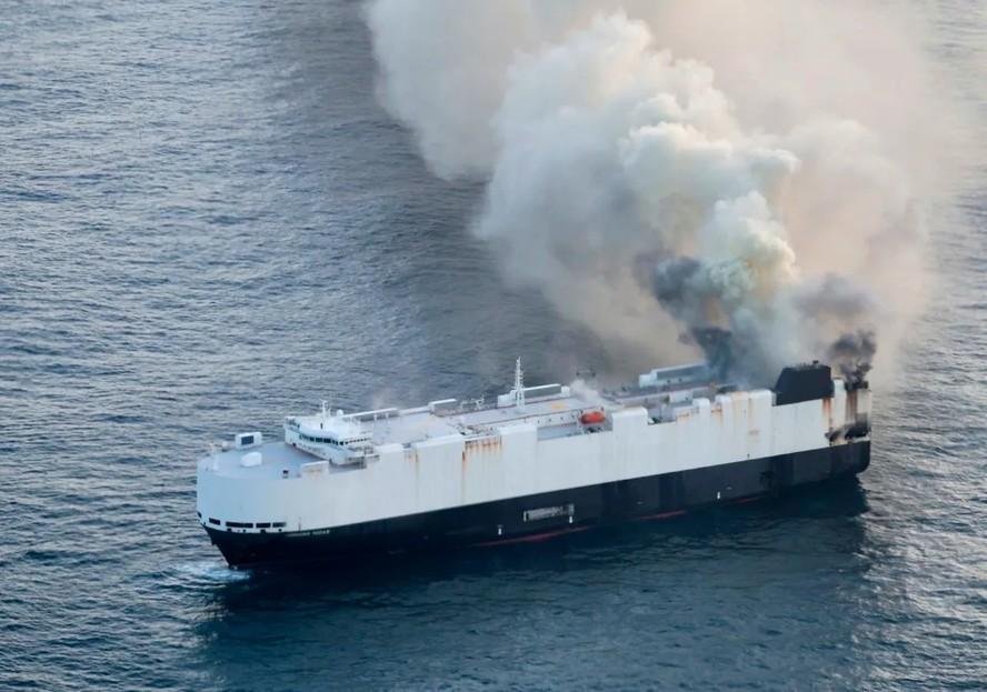 Navio pega fogo no Oceano Pacífico