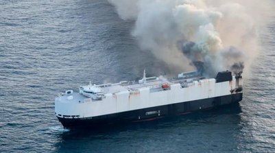 Navio pega fogo no Oceano Pacífico (Foto: Reprodução)