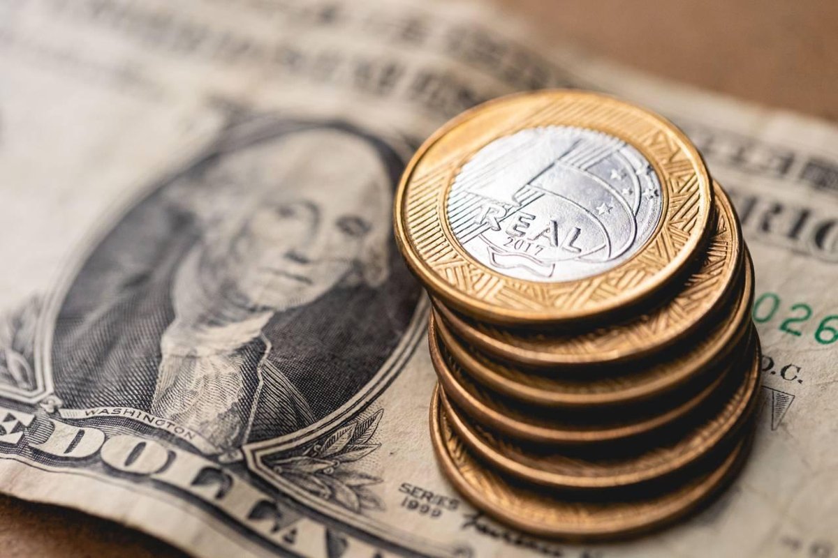 Notas de dólares e moedas de real: os impactos do câmbio (Imagem gerada com auxílio IA/Leonardo Albertino)
