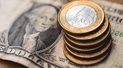 Notas de dólares e moedas de real: os impactos do câmbio (Imagem gerada com auxílio IA/Leonardo Albertino) (Foto: Divulgação / InfoMoney)