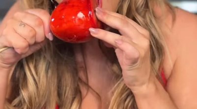 Paolla se delicia com maçã do amor (Foto: reprodução instagram)