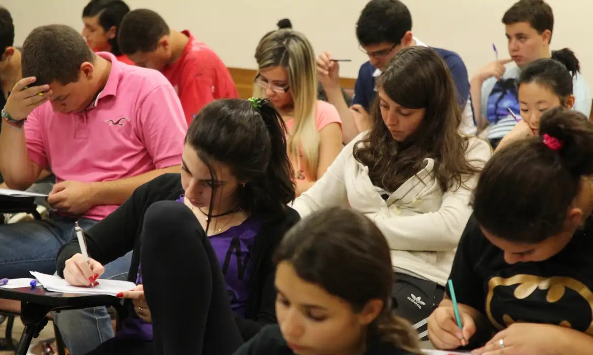 Para estar apto a participar da seleção, o estudante deve ter o ensino médio completo
