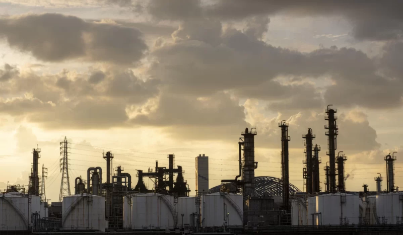 Pelo Estreito de Ormuz passam 20% da produção de petróleo e gás mundial - (Freepik)