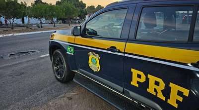 PRF apreende cerca de 10 mil peças de roupa de ônibus na BR-316, no Piauí (Foto: Policia Rodoviária Federal)