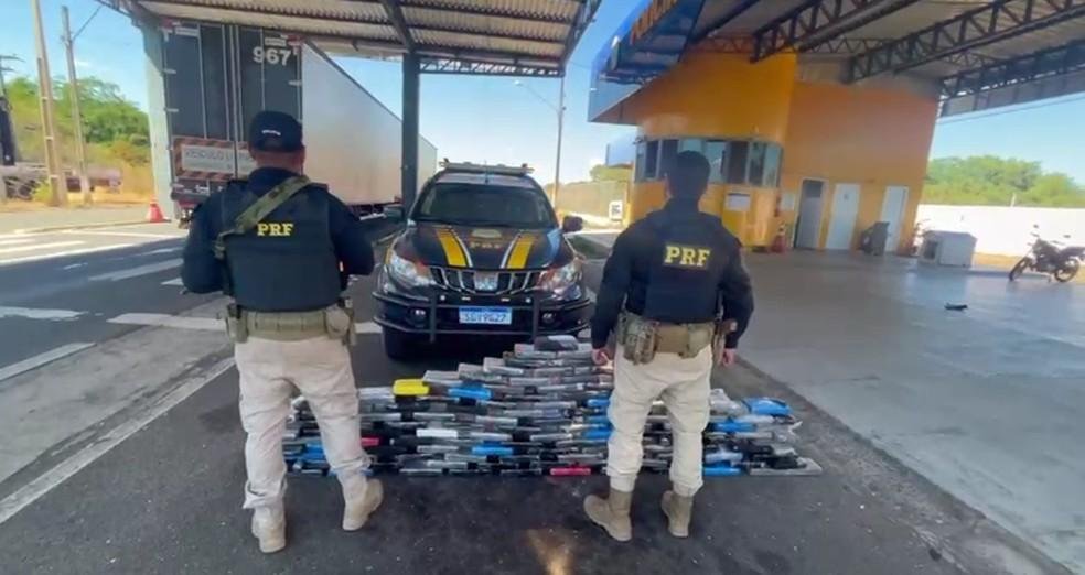 PRF encontra quase 140 kg de cocaína escondida em compartimento oculto de ônibus no Piauí