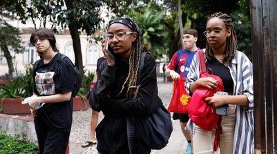 Rio de Janeiro(RJ), 10/11/2024 - Primeiros estudantes deixam o local de prova no segundo dia do Exame Nacional do Ensino Médio (Enem) 2024, na universidade UNINASSAU, no Flamengo, zona sul da cidade.  Foto: Tânia Rêgo/Agência Brasil (Foto: © Tânia Rêgo/Agência Brasil)