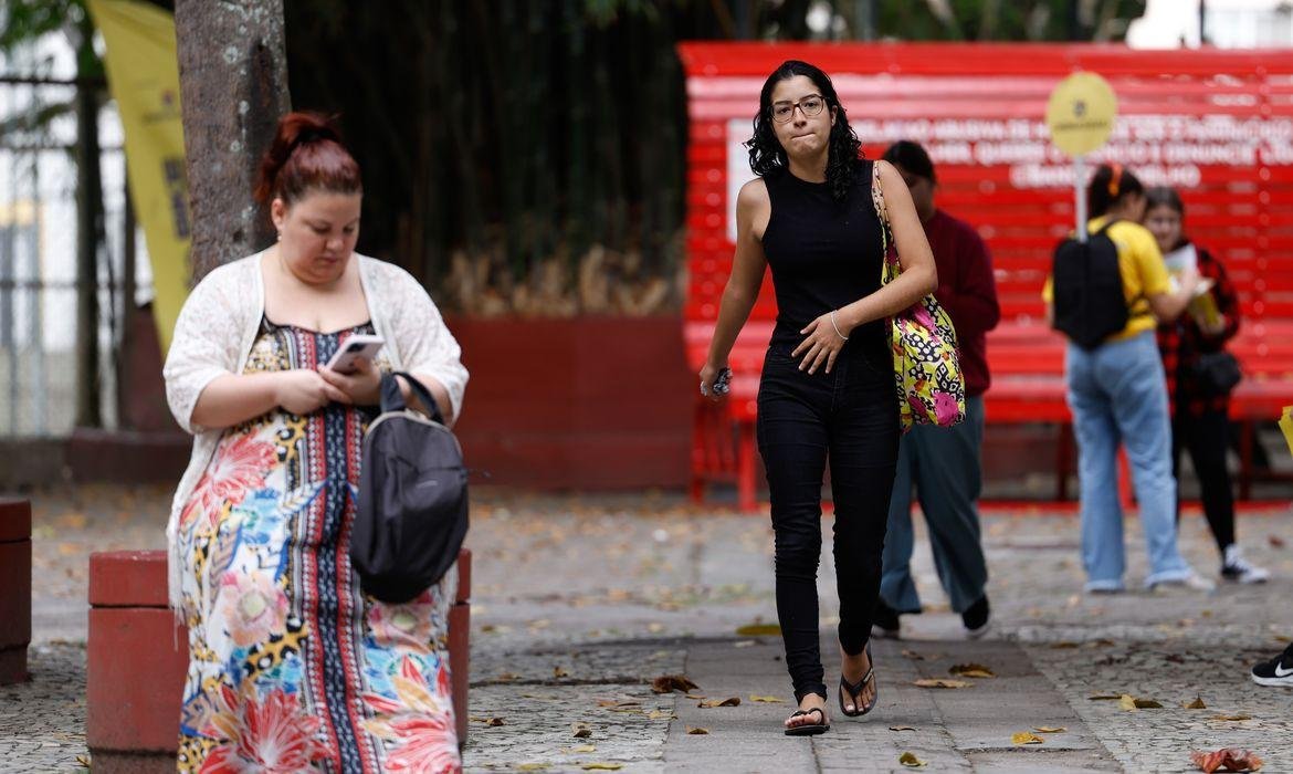 Rio de Janeiro(RJ), 10/11/2024 - Primeiros estudantes deixam o local de prova no segundo dia do Exame Nacional do Ensino Médio (Enem) 2024, na universidade UNINASSAU, no Flamengo, zona sul da cidade.  Foto: Tânia Rêgo/Agência Brasil