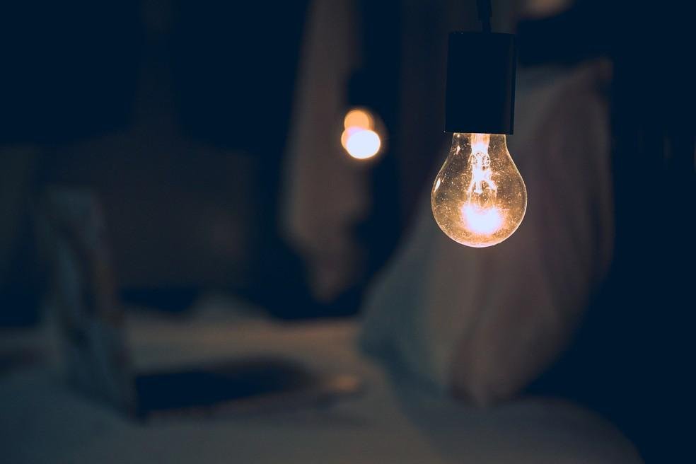 Tarifa vermelha na conta de energia: confira dicas para economizar durante este período
