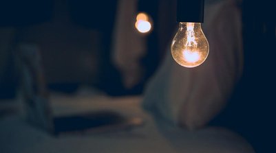 Tarifa vermelha na conta de energia: confira dicas para economizar durante este período (Foto: Freepik)