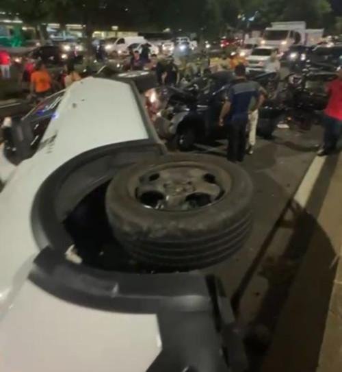 Um dos veículos envolvidos no engavetamento chegou a capotar na pista. - (Reprodução / Redes sociais )