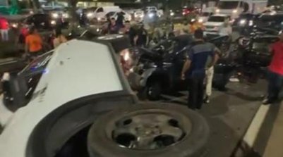 Um dos veículos envolvidos no engavetamento chegou a capotar na pista. - (Reprodução / Redes sociais ) (Foto: Reprodução / Redes sociais)