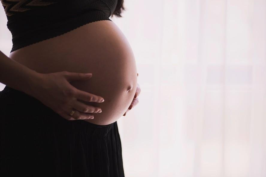 Uso de canabidiol na gravidez prejudica o feto. Foto: Unsplash