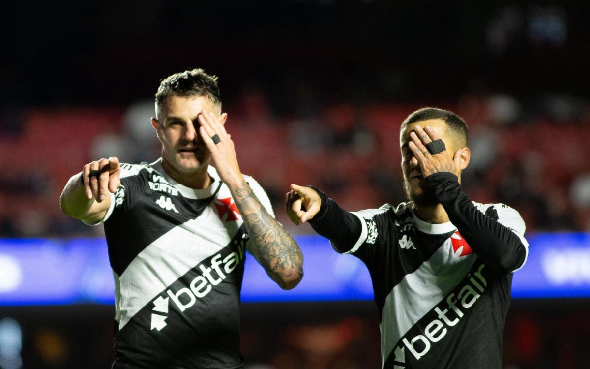 Vegetti e Coutinho comemoram gol do Vasco