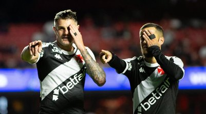 Vegetti e Coutinho comemoram gol do Vasco (Foto: Matheus Lima | Vasco da Gama)