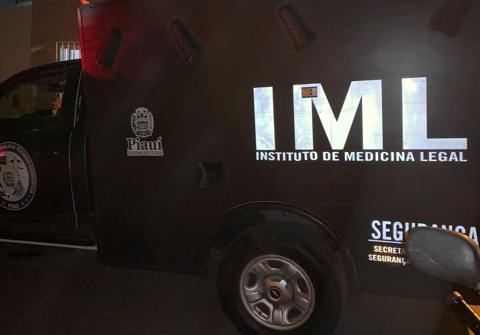Viatura do Instituto de Medicina Legal (IML), em Teresina, no Piauí