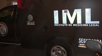 Viatura do Instituto de Medicina Legal (IML), em Teresina, no Piauí (Foto: Laura Moura /g1)