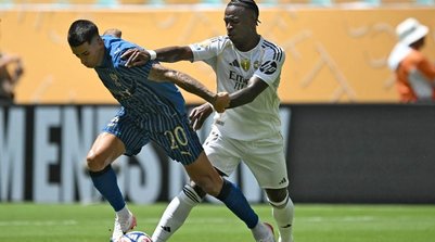 Vini Jr disputando bola com Joao Cancelo (Foto: CHANDAN KHANNA / AFP)