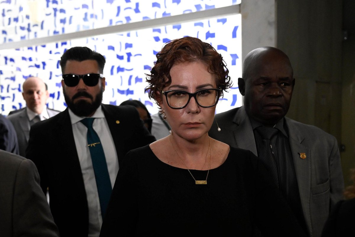 A deputada federal Carla Zambelli, na Câmara, pouco depois da operação da PF em seu gabinete - 02/08/2023
