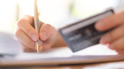 A melhor forma de aproveitar esses benefícios é utilizando o cartão (Foto: Freepik)