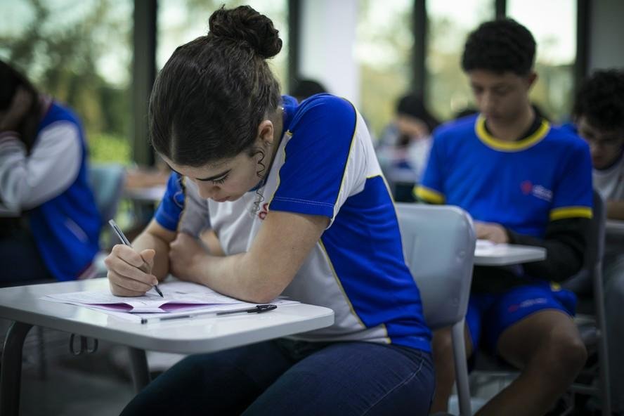 Alunos do colégio Alfa Cem que teve o melhor desempenho entre as escolas cariocas no Enem