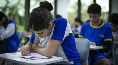 Alunos do colégio Alfa Cem que teve o melhor desempenho entre as escolas cariocas no Enem (Foto: Guito Moreto/Agência O GLOBO)