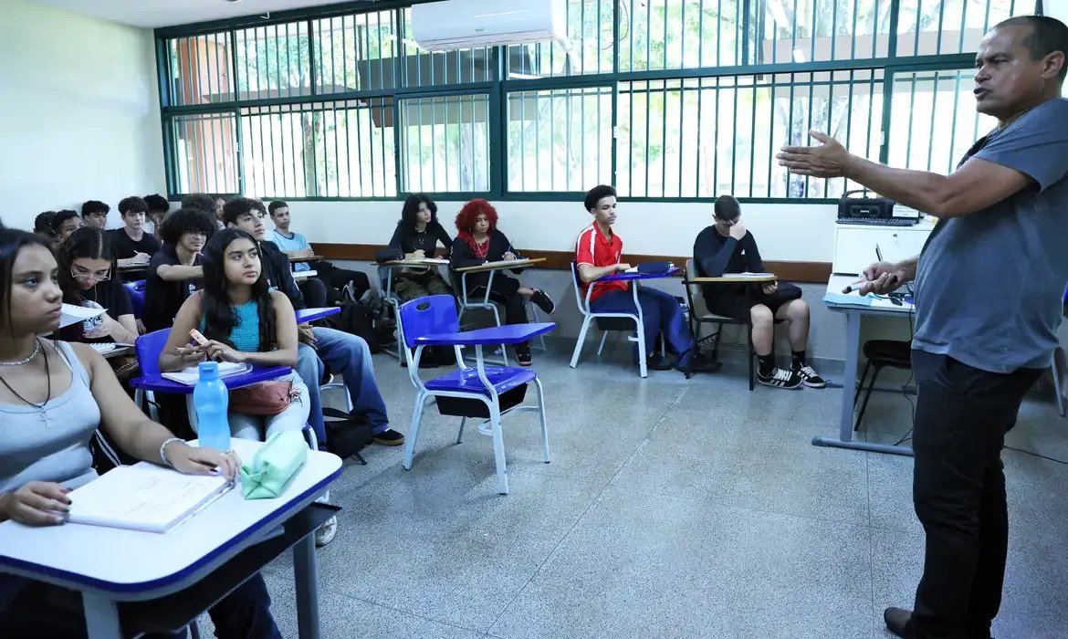 Brasília (DF), 13/02/2025 - Programa Pé de Meia. Professor durante aula para alunos da escola Setor Oeste. Foto: Antônio Cruz/Agência Brasil