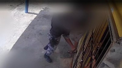 Câmera de segurança flagra jovem sendo agredido por três policiais militares em Parnaíba, no litoral do Piauí (Foto: Reprodução)