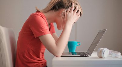 Dados evidenciam uma "epidemia silenciosa de infelicidade no trabalho" (Foto: (Pexels))