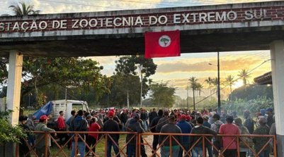 Estação de Zootecnia do Extremo Sul da Bahia invadida pelo MST (Foto: Reprodução/TV Santa Cruz)