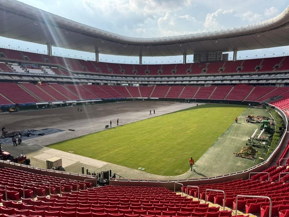 Estádio Akron, do Chivas, em Guadalajara, conta com gramado que acaba de chegar ao Brasil