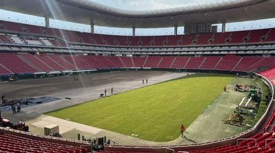 Estádio Akron, do Chivas, em Guadalajara, conta com gramado que acaba de chegar ao Brasil (Foto: Itograss)