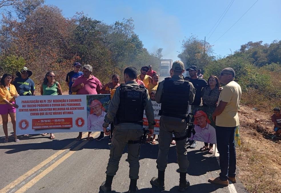 Família de eletricista morto em acidente com carreta interdita trecho da PI-257