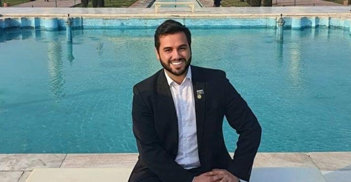 Filipe Martins foi preso sob a alegação de ter saído do país no mesmo dia, depois de ter tido seu nome incluso na lista de possíveis passageiros do voo presidencial que rumou para a Orlando
