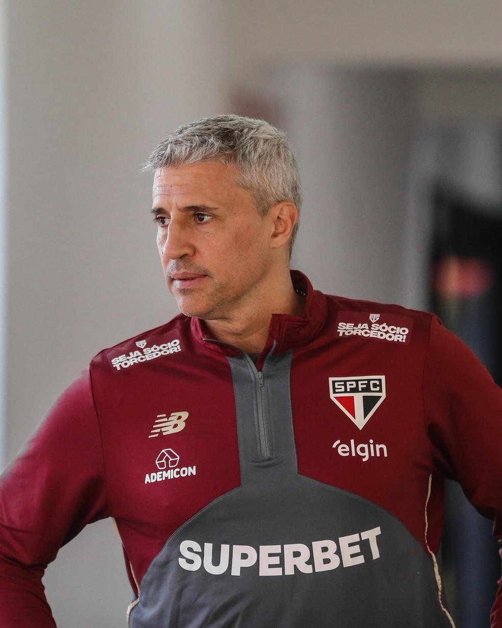 Hernán Crespo observando treino no São Paulo