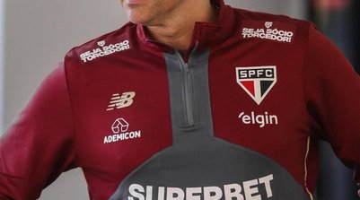 Hernán Crespo observando treino no São Paulo (Foto: Erico Leonan / São Paulo FC)