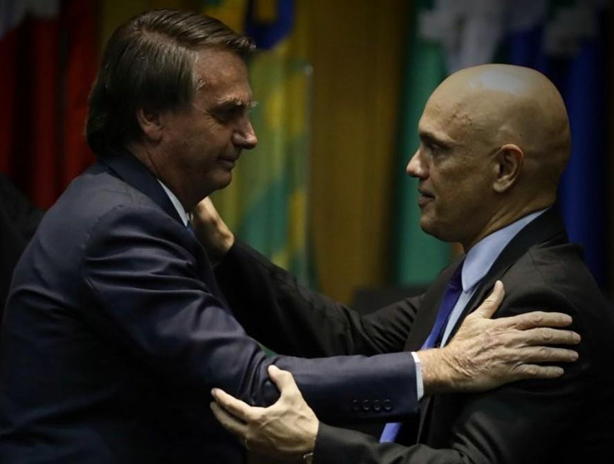 Jair Bolsonaro e Alexandre de Moraes se cumprimentam: a foto é obviamente de arquivo
