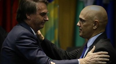 Jair Bolsonaro e Alexandre de Moraes se cumprimentam: a foto é obviamente de arquivo (Foto: Cristiano Mariz/Agência O Globo/19-05-2022)