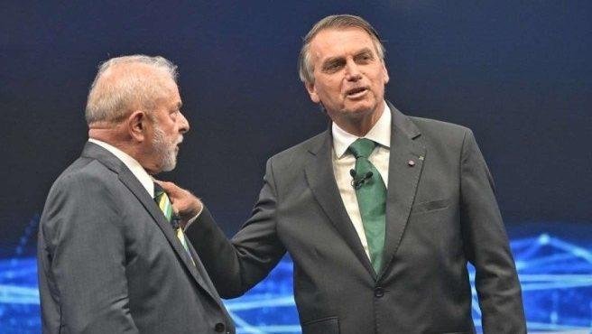 Lula e Bolsonaro durante debate eleitoral organizado pela TV Bandeirantes em 2022